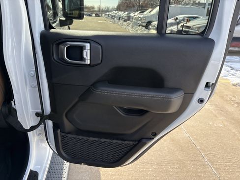 Used 2020 Jeep Wrangler Unlimited Sahara image 15