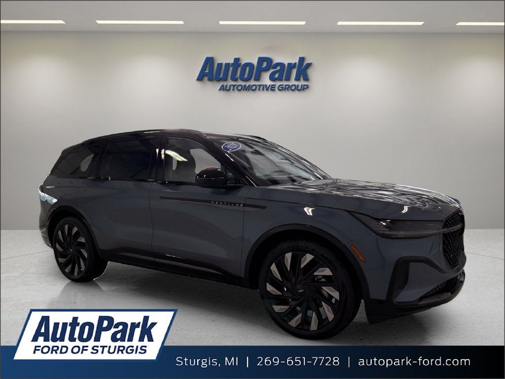 Used 2025 Lincoln Nautilus Reserve AWD/4WD image 1