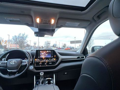 Used 2021 Toyota Highlander XLE image 21