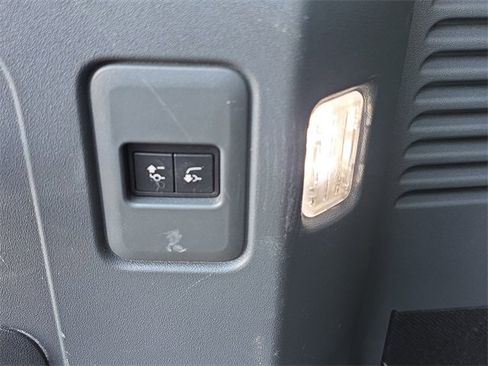 Used 2023 Land Rover Defender 130 X-Dynamic SE image 14