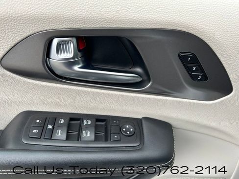 Used 2024 Chrysler Pacifica Touring-L FWD image 13