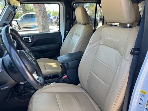 Used 2018 Jeep Wrangler Unlimited Sahara AWD/4WD image 9