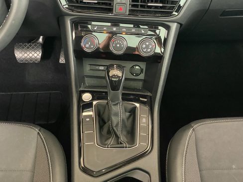 Used 2023 Volkswagen Taos SE w/ Panoramic Sunroof Package image 8