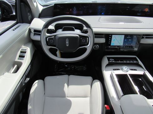 New 2025 Lincoln Navigator Reserve image 16