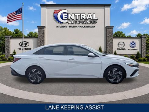 Certified 2025 Hyundai Elantra Limited FWD image 9