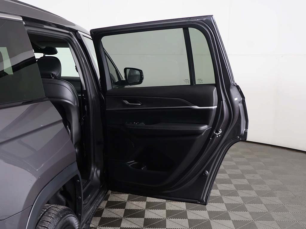 Used 2023 Jeep Grand Cherokee L Limited AWD/4WD image 24