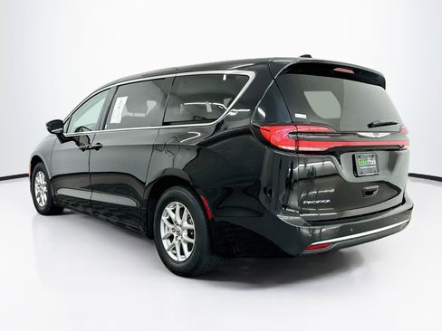 Used 2024 Chrysler Pacifica Touring-L FWD image 5
