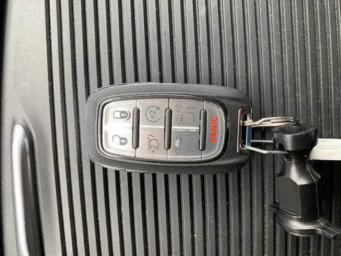 Used 2025 Chrysler Pacifica Limited FWD image 35