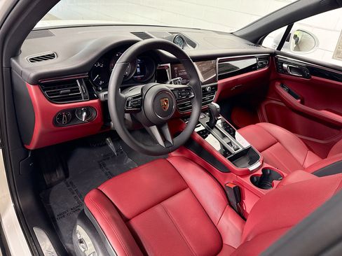 Certified 2026 Porsche Macan S AWD/4WD image 4