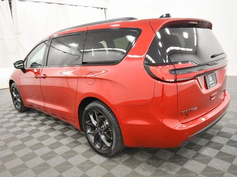 Used 2025 Chrysler Pacifica Limited image 5