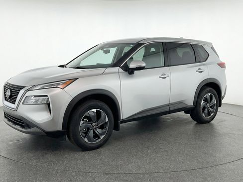 Used 2025 Nissan Rogue SV image 3