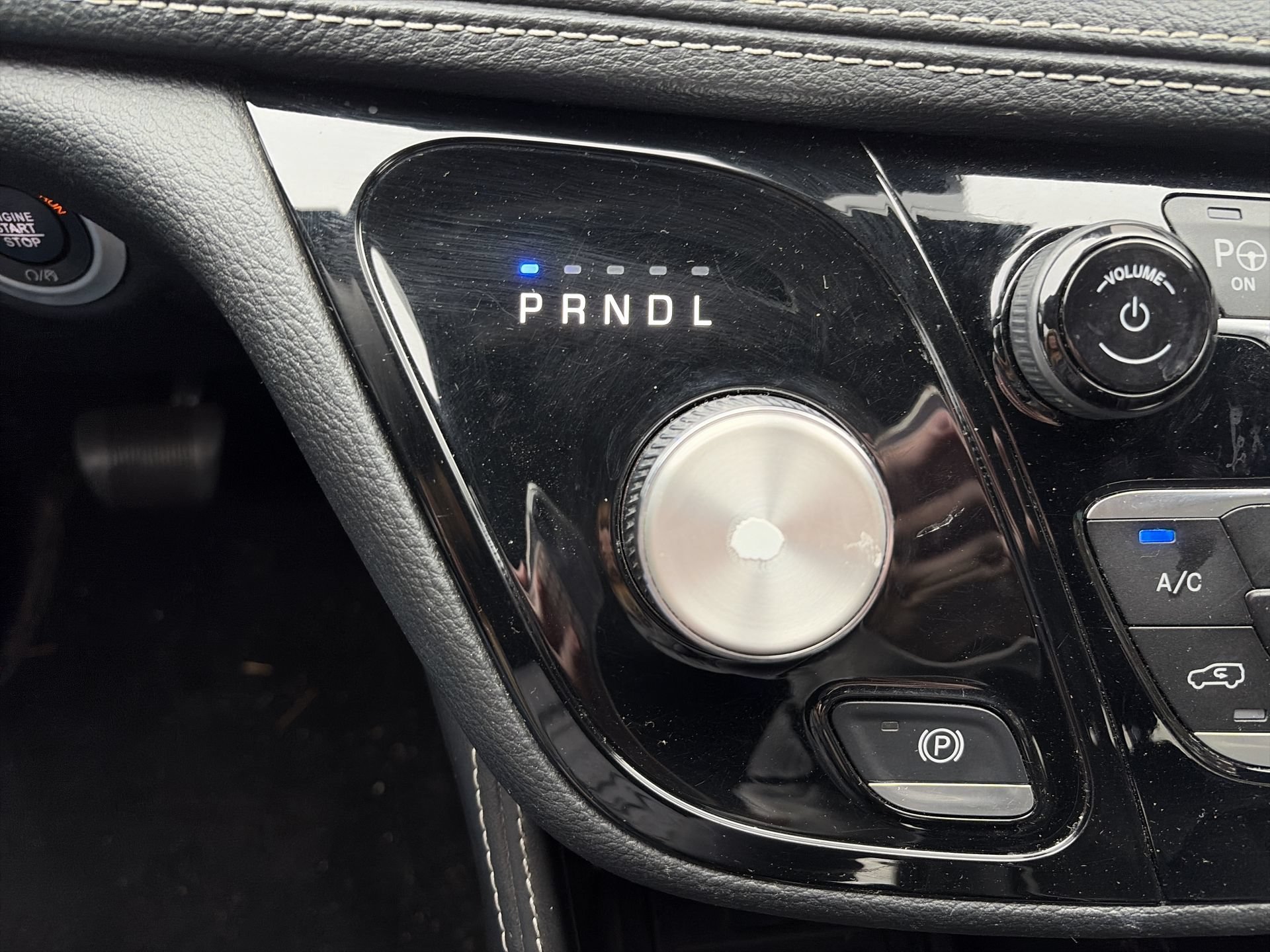 Used 2024 Chrysler Pacifica Premium FWD image 18