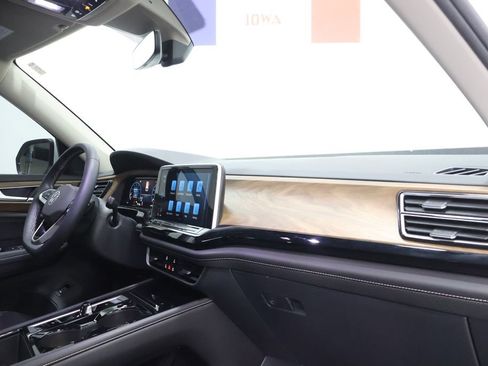 Used 2024 Volkswagen Atlas SE w/ Panoramic Sunroof Package image 23