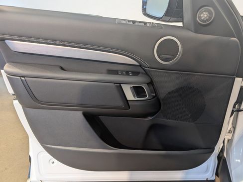 Used 2024 Land Rover Discovery Dynamic SE image 11