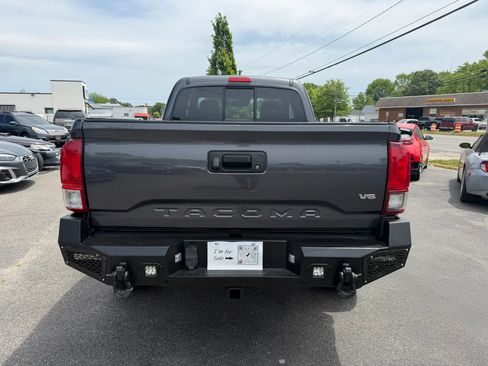 Used 2019 Toyota Tacoma TRD Off-Road AWD/4WD image 4