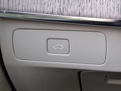 Certified 2024 Volvo XC90 B6 Plus image 25