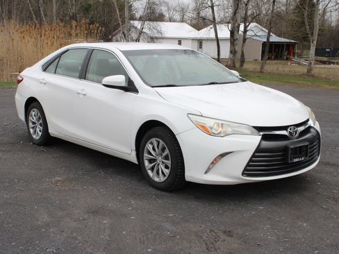 Used 2015 Toyota Camry LE image 3