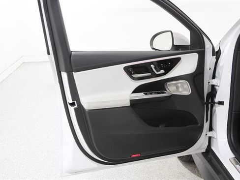 Used 2024 Mercedes-Benz GLC 300 4MATIC image 4