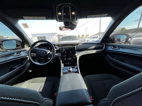 Used 2025 Jeep Grand Cherokee Laredo w/ Luxury Tech Group I image 13