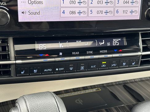 Certified 2023 Toyota Sienna Platinum image 23