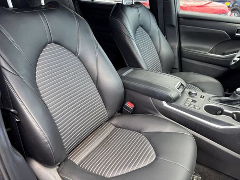 Used 2025 Toyota Highlander XSE AWD/4WD image 38