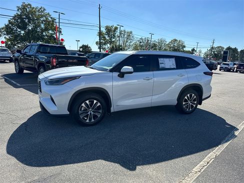 New 2025 Toyota Highlander XLE image 7