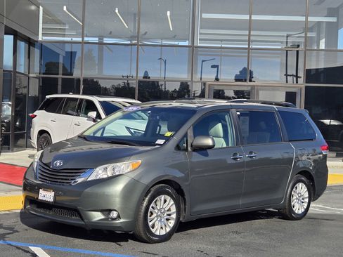 Used 2014 Toyota Sienna XLE image 8