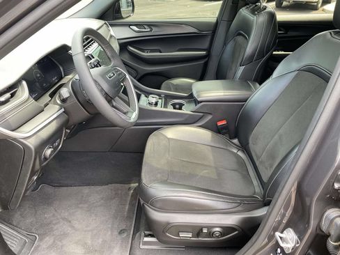 Used 2025 Jeep Grand Cherokee L Laredo RWD image 15
