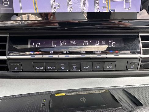 Used 2023 Toyota Sienna XSE w/ XSE Plus Package FWD image 26