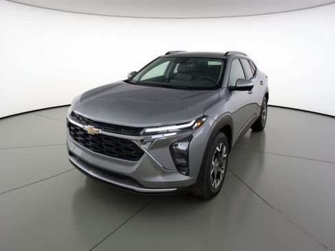 Used 2025 Chevrolet Trax LT w/ LT Convenience Package FWD image 3