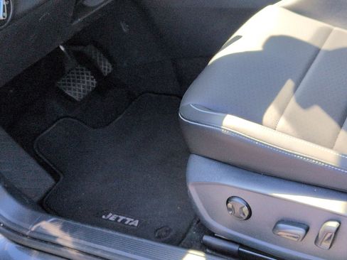 Used 2023 Volkswagen Jetta SE FWD image 17