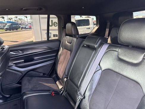 Used 2023 Jeep Grand Cherokee L Laredo image 15