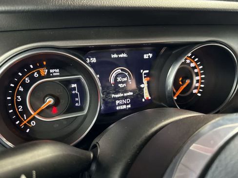 Used 2018 Jeep Wrangler Unlimited Sahara AWD/4WD image 16