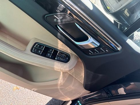 Used 2024 Porsche Macan image 20