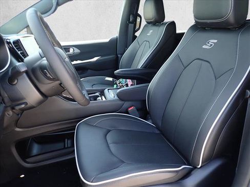 New 2027 Chrysler Pacifica Limited AWD/4WD image 12