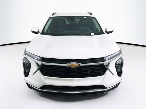 Used 2025 Chevrolet Trax LT w/ LT Convenience Package image 2