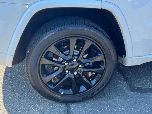 Used 2019 Jeep Grand Cherokee Altitude AWD/4WD image 15
