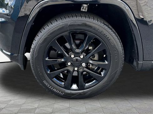 Used 2018 Jeep Grand Cherokee Altitude RWD image 11