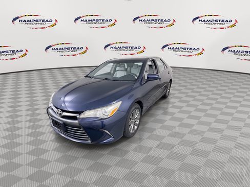 Used 2017 Toyota Camry XLE w/ Moonroof Package FWD image 4