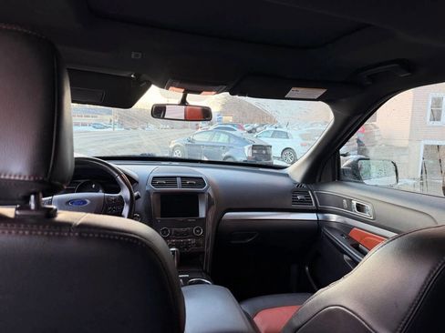 Used 2019 Ford Explorer XLT w/ Equipment Group 202A image 18
