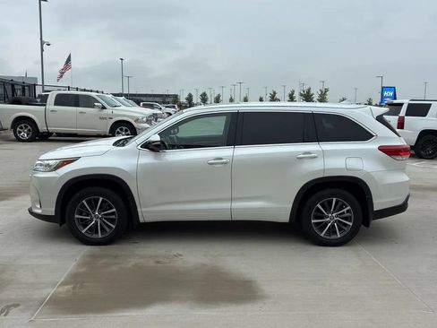 Used 2018 Toyota Highlander XLE AWD/4WD image 3