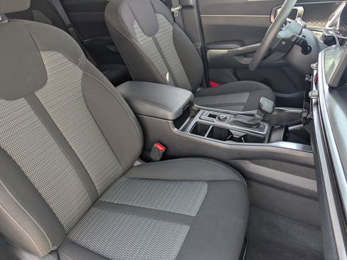 Certified 2025 Kia Sorento LX image 8