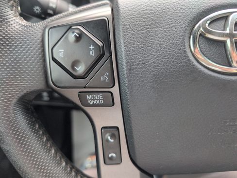 Used 2018 Toyota Tacoma TRD Sport AWD/4WD image 19
