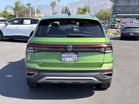 Used 2025 Volkswagen Taos SE w/ Panoramic Sunroof Package FWD image 4