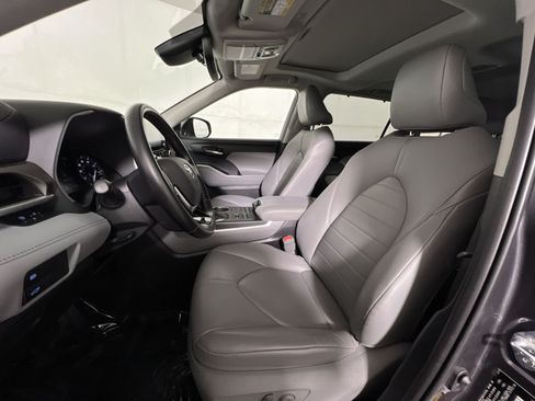 Used 2021 Toyota Highlander XLE AWD/4WD image 13