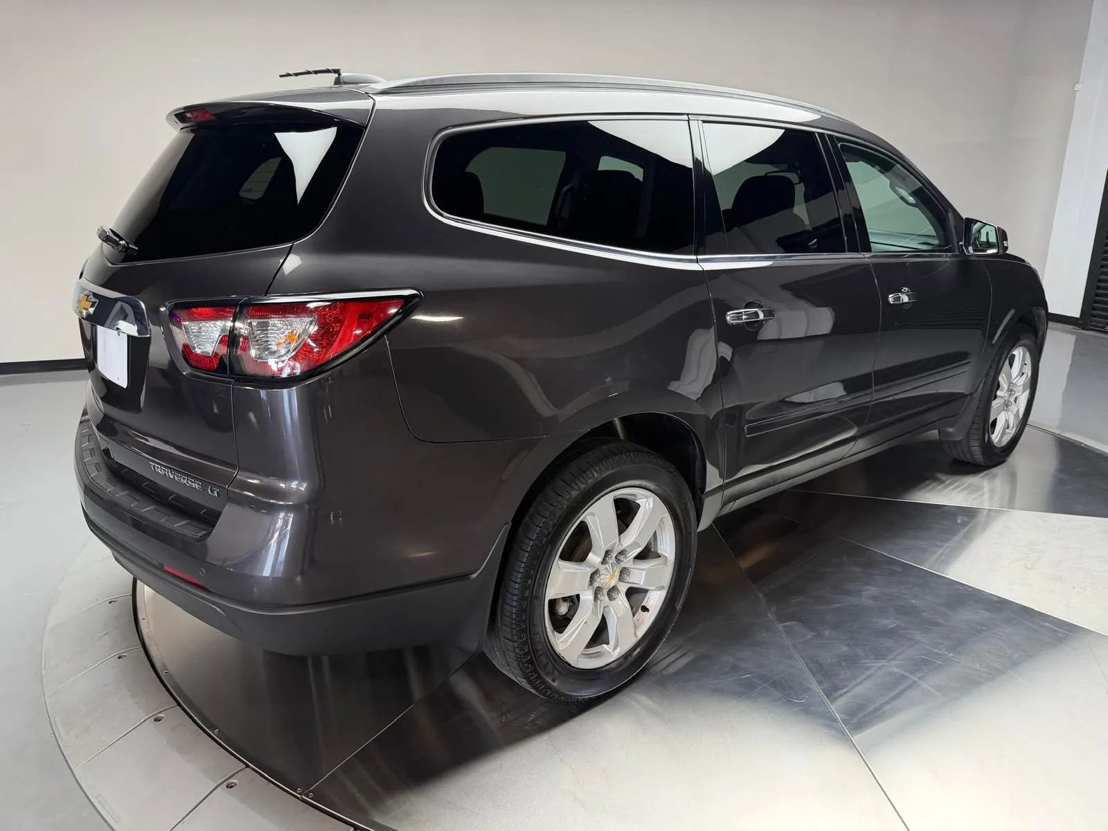 Used 2016 Chevrolet Traverse LT w/ Style and Technology Package FWD image 2