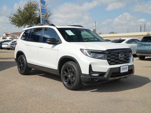 Used 2023 Honda Passport TrailSport image 3