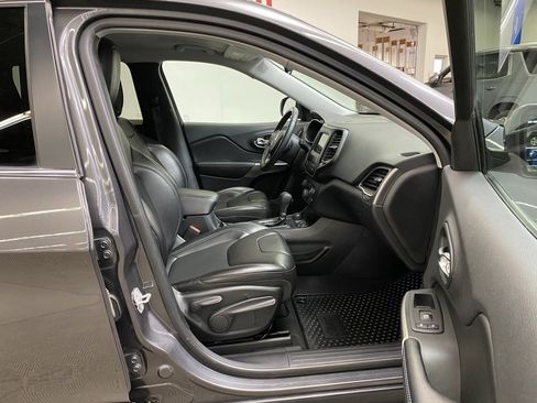 Used 2019 Jeep Cherokee Latitude Plus w/ Cold Weather Group image 16