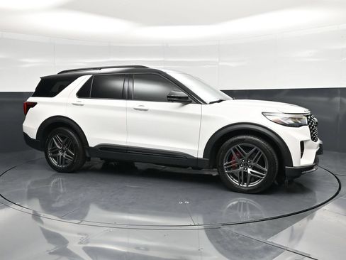 Used 2025 Ford Explorer ST AWD/4WD image 3