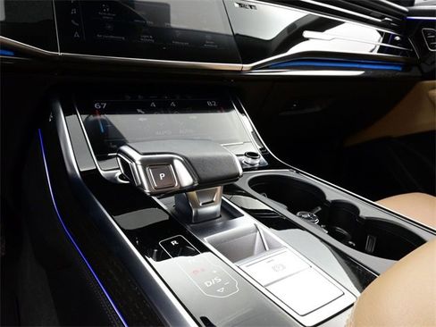Used 2022 Audi Q8 Prestige image 11